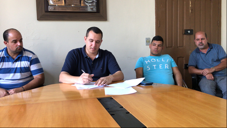 O decreto que institui o auxílio foi assinado pelo prefeito Rodrigo Viana (Foto: Divulgação)