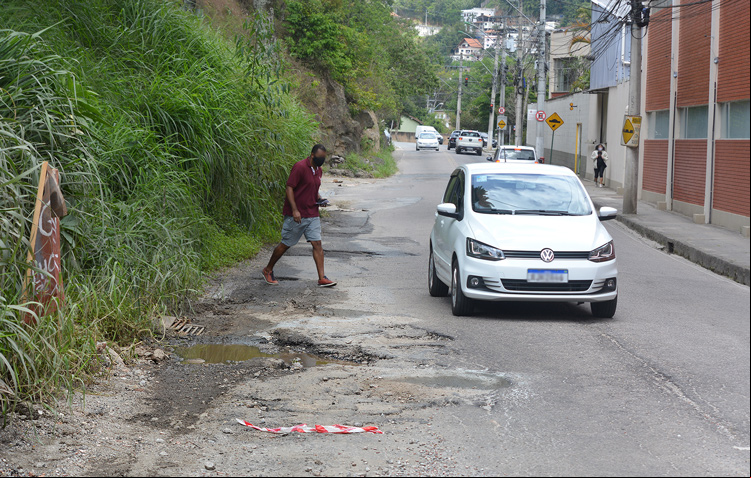 As crateras na pista da RJ-150 (Fotos: Henrique Pinheiro)