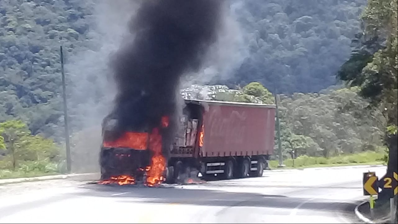 A carreta em chamas (Foto: Rota 116)