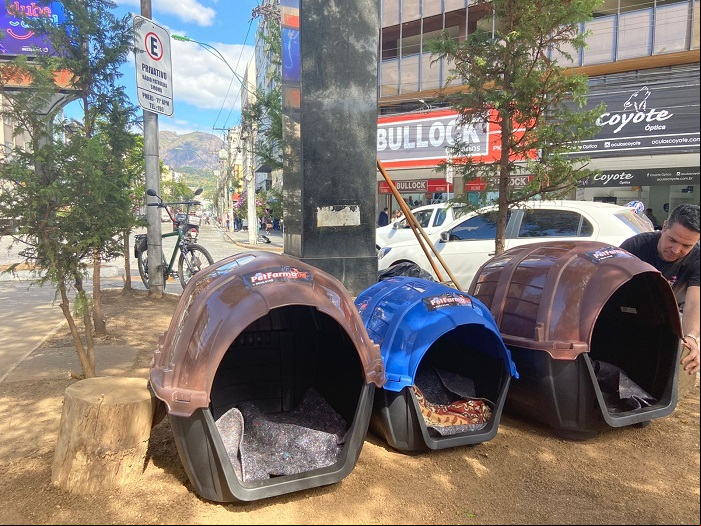 As casinhas de plástico no Centro (Foto: PMNF)
