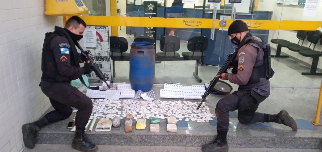 A droga apreendida no Catarcione (Foto: 11 BPM)
