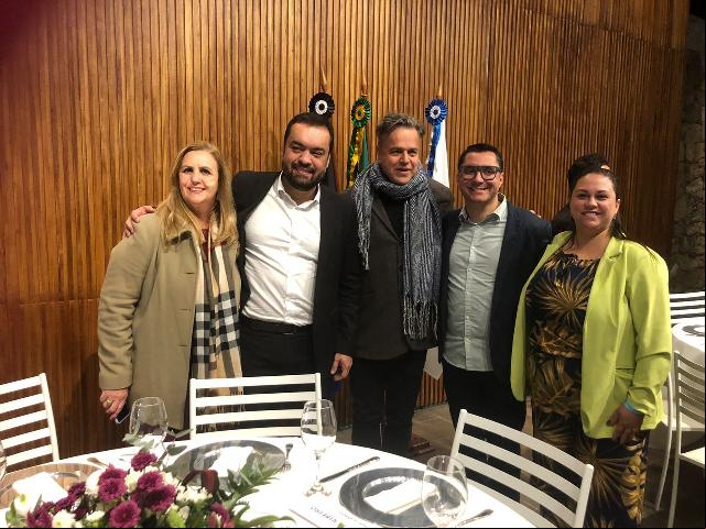 Marcia Carestiato, Claudio Castro, Marcelo Porto, Johnny Maycon e a primeira-dama Lorrayne na  do protocolo (Divulgação)