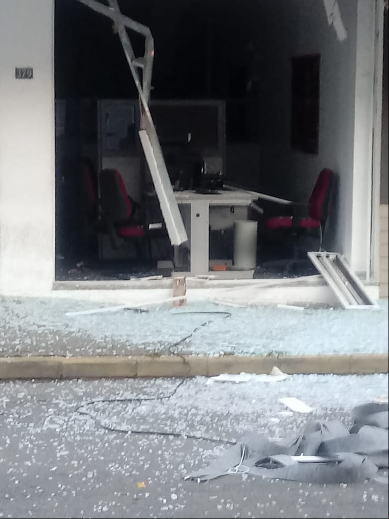 A agência após a explosão (Fotos de leitor)