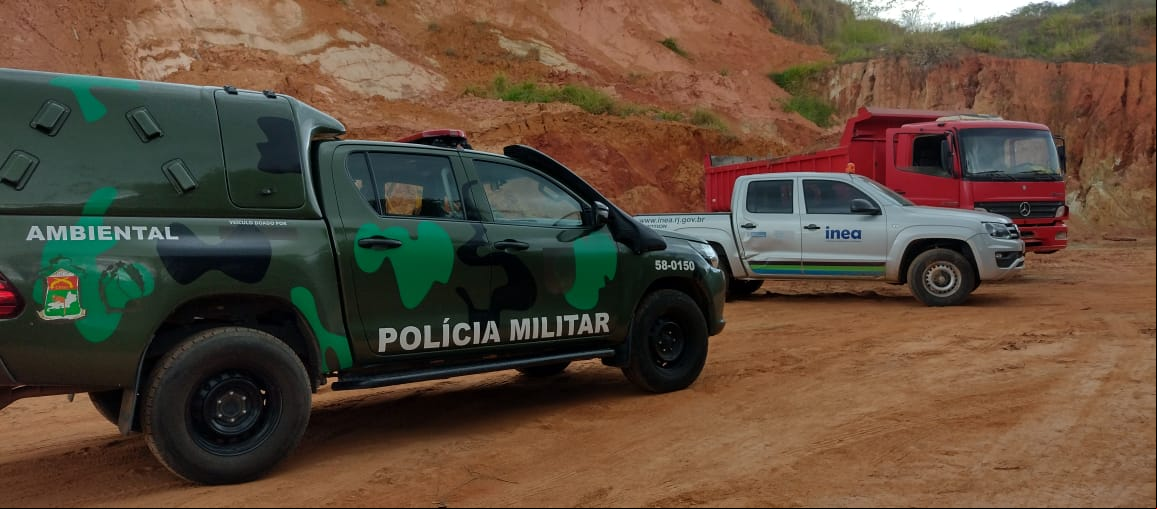 Inea reprime extração ilegal de barro em Macuco