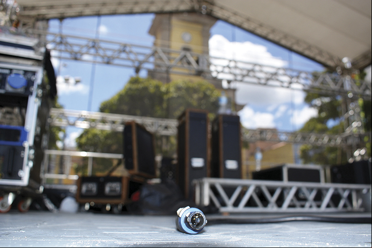 Montagem de palco na Praça Dermeval Barbosa Moreira (Arquivo AVS/ Henrique Pinheiro, Daniel Marcus e Marcos Tostes)
