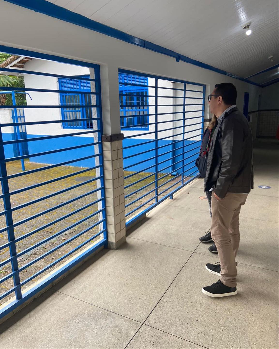 O prefeito Johnny Maycon visita a escola  (Foto: PMNF)
