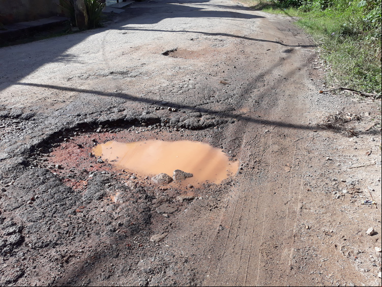 Buracos em Varginha em janeiro deste ano (Foto de leitor/ Arquivo AVS)