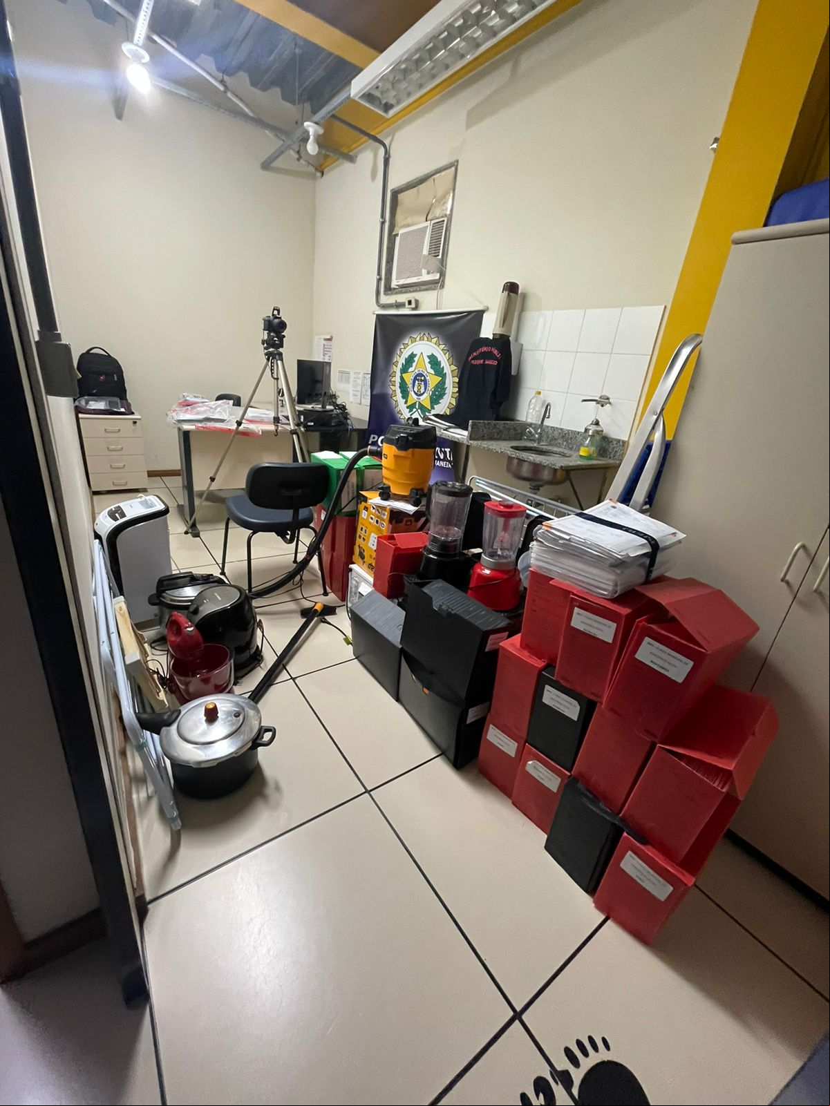 Itens apreendidos na casa do secretário (Divulgação MPRJ)