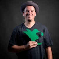 Alex Santos tem dedicado seus esforços desde 2010 para disseminar a importância da sustentabilidade. Através de projetos inovadores busca catalisar uma mudança positiva no mundo, incentivando práticas mais responsáveis e ecologicamente conscientes.